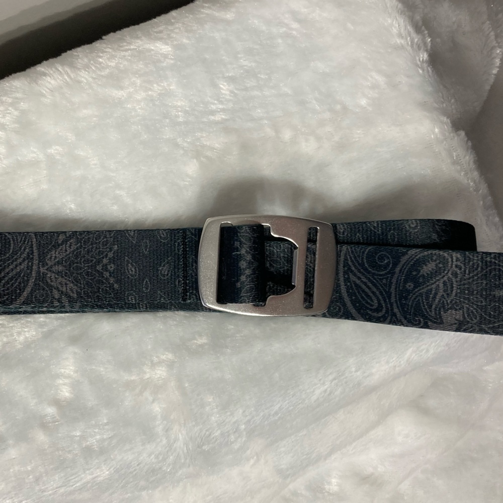 SOLD Croakies Bottle Opener Belt
Paisley Print
Gray on dark blue